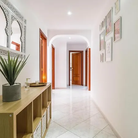 Flat With Ac, Wifi, Netflix, Balcony - 3 Min From The Beach