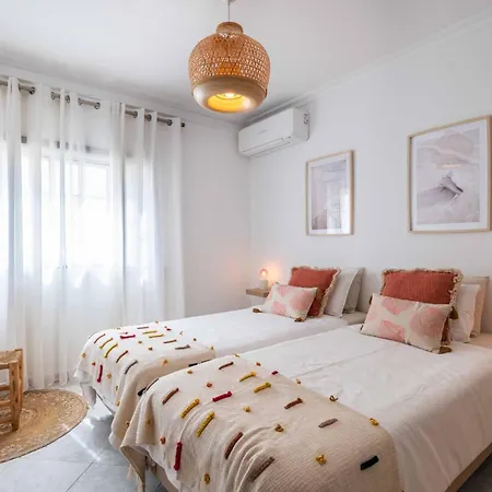 Flat With Ac, Wifi, Netflix, Balcony - 3 Min From The Beach * Armação de Pêra