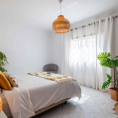 Flat With Ac, Wifi, Netflix, Balcony - 3 Min From The Beach דירה *